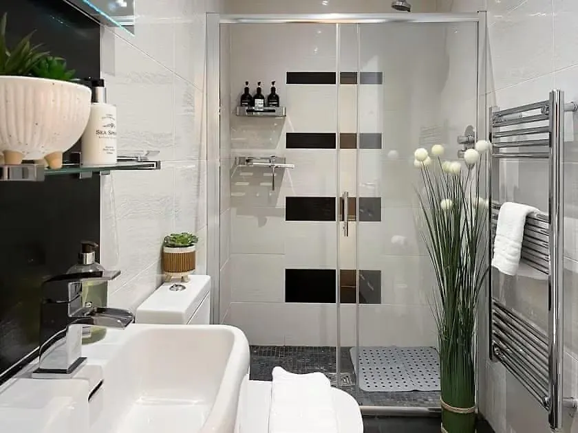 Strathmore Apt Scarborough, Pool, Gym, Parking 0*, סקארבורו