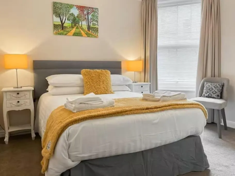 Strathmore Apt Scarborough, Pool, Gym, Parking דירה